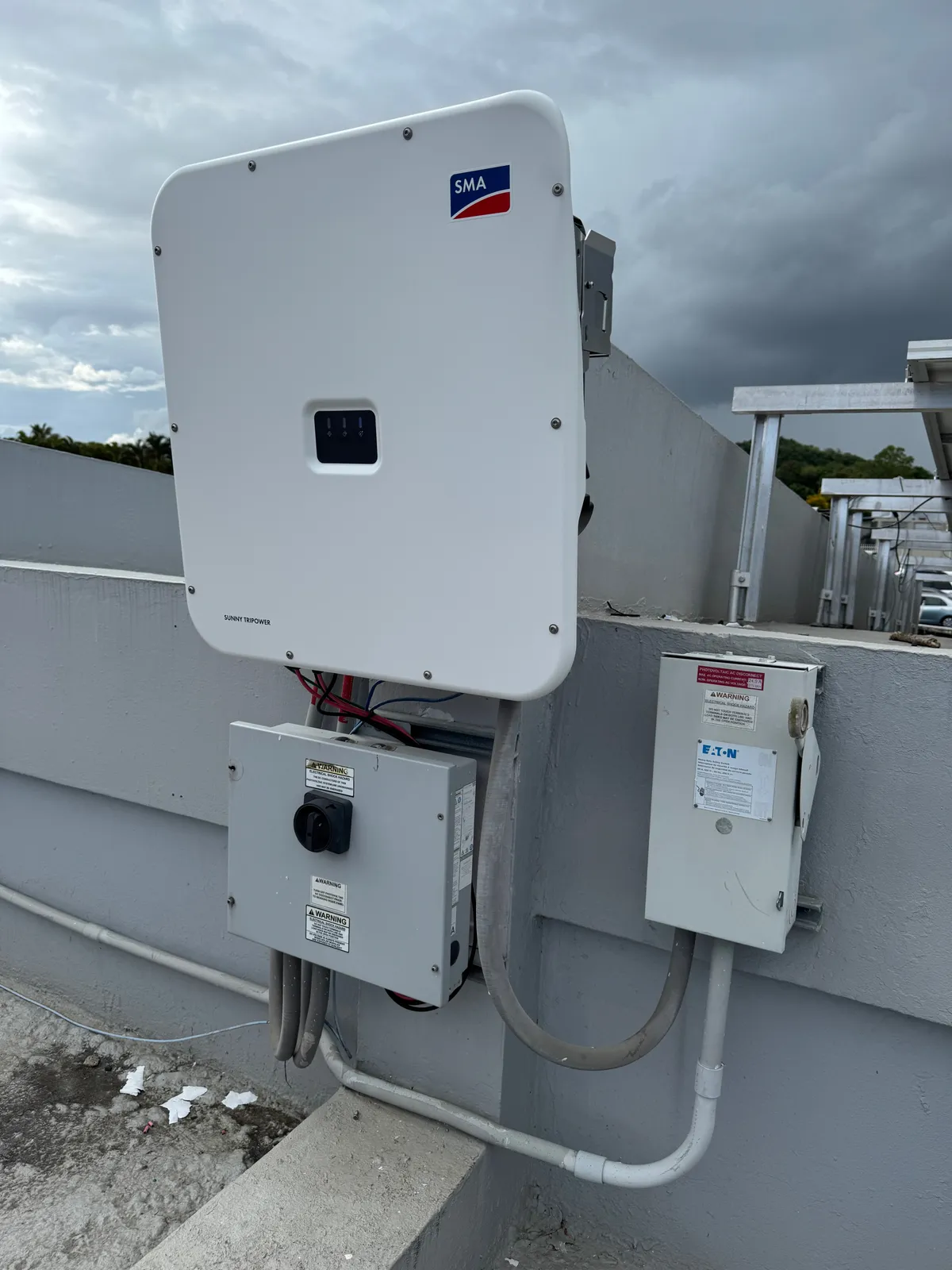 Inversor SMA Sunny Tripower instalado en una facilidad institucional en Puerto Rico